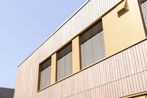  Die Warema Raffstoren sind in eine KNX Sonnenschutzautomatisierung mit Wetterstation eingebunden. Die raumweise Ansteuerung reagiert auf Wind- und Sonnenverhältnisse und passt den Sonnenschutz jahreszeitabhängig an. 