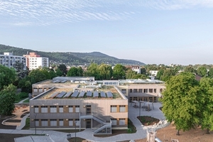  Der Gebäudekomplex vereint Holzmodulbauweise, Passivhausstandard sowie automatisierten Sonnenschutz zu einem integralen Energiekonzept und wurde mit dem German Design Award ausgezeichnet. 