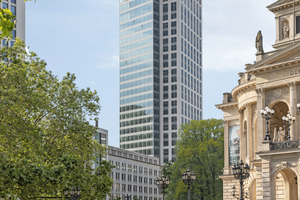  Vorher: Der Zubau mit steinerner Lochfassade im Jahr 2005 hat zu einer statisch heterogenen Ausgangslage geführt, welche die Adaption einer elementierten Fassade erschwert 