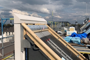  Die Gaube in der Bauphase. Die Attika wurde aus einem Betonfertigteil realisiert. Das Element wird als Fensterrahmen der unterliegenden drei Geschosse weitergeführt 
