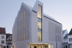  Eingang Stadtbibliothek vom Janshof 