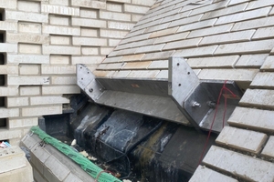  Um den Übergang zwischen Fassade und Dach möglichst nahtlos zu gestalten, wurde die Regenrinne in die Fassadenschicht integriert 