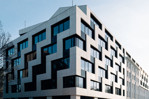  Nicht unbedingt sensibel, aber dafür mit hohen Wiedererkennungswert, werden Alt- und Neubau mit­einander „verzahnt“ und könnten sich kaum krasser voneinander in der Fassade unterschieden 