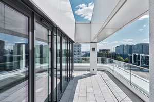  Von der obersten Etage erschließt sich der Blick auf das Gewerbegebiet Eschborns, das vor allem von Zentralen international agierender Konzerne geprägt ist 