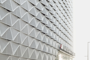  Photovoltaikmodule auf dem Dach dienen der Eigenstromversorgung der Quartiersgarage, der Versorgung der E-Ladestationen sowie der Energiezentrale. Letztere ist hinter der abgesetzten Glasfassade sichtbar 