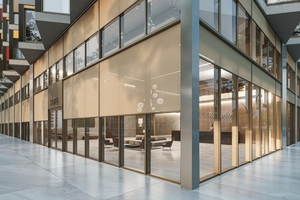  In die Fassade integriert: Das Sonnenschutzsystem heroal VS Z CS verbindet eine wirkungsvolle Verschattung mit einer klaren, durchgängigen Ansicht der Pfosten-Riegel-Fassade. 