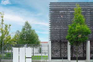  Am Paradeplatz der Gedenkort mit seinem Bronzekleid aus abwesenden Erkennungsmarken (meck architekten) 