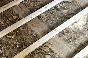  In die Holzbalkendecke zwischen Erd- und Obergeschoss wurde gesiebte Erde vom nahen Acker eingebracht, die als akustische Dämmung dient 