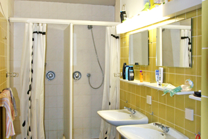  Diese „anderen Zeiten“ sind vorbei: Wer heute aus der Dusche steigt, ist auf dem neuen Grundriss mit sich allein; andere Zeiten damals 