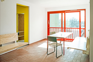  Die Gemeinschaftsräume liegen zentral in den Etagen. Die hier vergrößerten Fensterflächen mit bodentiefen Schiebeelementen machen den Raum tageslichthell. Einfache Möblierung und Einbaumöbel gestalten den Raum zum Ort 