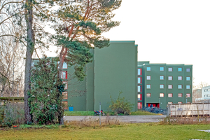  Häuser 24/25: Die rotmarktierte Glasfuge der bodentiefen Fenster rechts der geschlossenen Wand markiert die dahinterliegenden Gemeinschaftsräume 