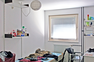  Zimmer im ehemaligen Zustand: Teile der Möblierung konnten übernommen, die Fensterfläche mittels schlankerer Rahmung vergrößert werden. Das Bett war hier noch der erste Anblick von der Tür aus 