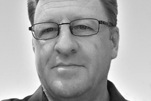  Autoren: Thomas Kauer ist Mitgründer von Kauer – Brodmeier – Peter Architekten &amp; Ingenieure GmbH (kbp) mit Niederlassungen in Regensburg und Würzburg. Roland Krippner ist Professor für Konstruktion und Technik und Technologie der Gebäudehülle an der Technischen Hochschule Nürnberg und Mitverfasser unter anderem von „Fassaden Atlas“  und „Basics Fassadenöffnungen“.  