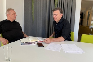  DBZ-Chefredakteur Michael Schuster (l.) im Gespräch mit Prof. Jan R. Krause über KI im Planungsalltag 