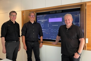  Prof. Jan R. Krause, Björn Schreiter und Michael Schuster (v. l.) vor dem Dashboard, das KI-gestütztes, digitales Planungs-, Daten- und Prozessmanagement im Büro schreiter architekten in Lünen transparent und zugänglich macht 