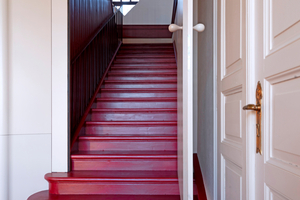  Die Treppe ragt im 1. OG in die Küche; eine neu eingebaute Tür sorgt für die Trennung der Funktionen 
