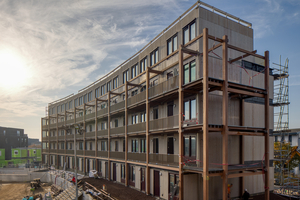  Die tragende Struktur des mehrgeschossigenWohnungsbaus in Almere ist mit Brandschutzmaterialien umhüllt, erfüllt den Standard R120und verfügt über schalloptimierte Böden mitCO₂-bindendem Olivin 