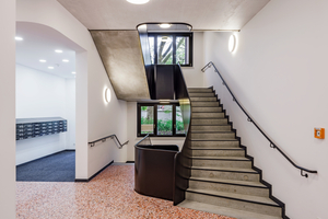  Den sich aus dem Windmühlengrundriss ergebenen, trapezförmige Raum füllten die Architektinnen mit einem Treppenraum, hier im Erdgeschoss mit Tagespflege 