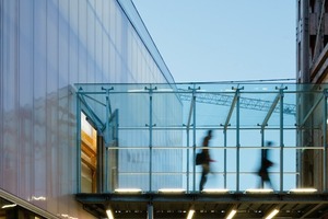  Foto 8: Den Ausstellungsbereich im 1.Obergeschoss erreicht der Besucher über eine Treppe. Dieser Bau ist durch eine gläsernen Brücke mit dem Turm verbunden 