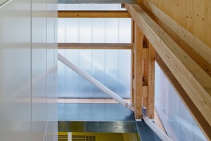  Die Architekten verwendeten typische Materialien für temporäre Bauten – Polycarbonat-Paneele, Holz-Sandwichelemente, unbehandeltes Holz und Industrieböden 