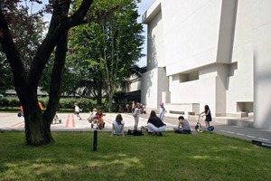  Dornbuschkirche, Frankfurt a. M., 2006, mit neuem Kirchplatz mit großem öffentlichen Potential 