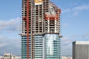  links: November 2009Die Montage der neuen Fassadenelemente schreitet nach oben vor­-an. Die neue Form der Gebäudespitze zeichnet sich deutlich ab 