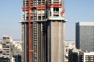  September 2008Abtragung der asbesthaltigen Bauteile bei geschlossener alter Fassade in der Mittelzone. Abriss der obersten Geschosse am Süd- und Ostflügel ist abgeschlossen. Die Verbreiterung der Geschossdecken im obersten Abschnitt des Hochhauses ist in Arbeit 