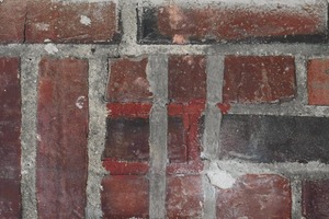  Am Sturzdetail des Durchganges zur Küche ist erkennbar, dass die historische Rollschicht (Bildmitte) nur aufgemalt ist. Diese Stelle gab es von Anfang an, wurde von den Architekten als dokumentierender „Befund“ eingestuft und erhalten<br /> 