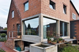  Die beiden Durchgänge waren einmal Fenster, deren Brüstungen abgerissen wurden. Im unteren Bereich erkennt man die Steinausbesserungen, die dadurch nötig wurden 