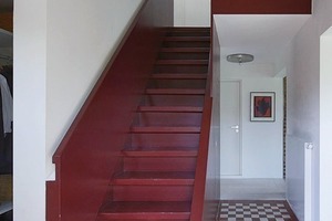  Früher „durchdrang“ die Treppe förmlich den oberen Fußboden. Letzterer wurde im Bereich der Treppe nun zurückgebaut, so dass ein großzügiger Luftraum entstand<br /> 