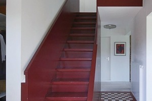  Früher „durchdrang“ die Treppe förmlich den oberen Fußboden. <br />Letzterer wurde im Bereich der <br />Treppe nun zurückgebaut, so dass ein großzügiger Luftraum entstand<br /> 