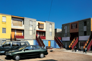 Quinta Monroy Incremental Housing, 2004-2006 Iquique, Chile. Im Laufe der Zeit eignen sich die Bewohner mit Anbeuten den Raum zwischen den Häusern an 