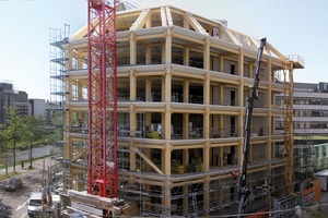  Die vorgefertigten Rahmen wurden auf der Baustelle Achse für Achse von einem Kran in die richtige Position gehoben  