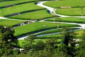  Die rote Wand aus Sandstein legten die Landschaftsarchitekten in Teilen wieder frei. Sie erinnert an die Zeit, als die Fläche noch ein Steinbruch war. Heute verstehen die Planer den Park als eine große Spielwiese – auch können sie sich ihn als Ausstellungsplattform für die Akademie der Bildenden Künste vorstellen 