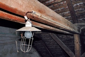  Brandgefahr durch schlecht isolierte Leitung für eine Leuchte im Dachgebälk 