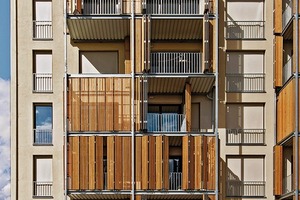  Die Gartenfassade strukturiert ein Balkonregal mit Sonnenschutz 