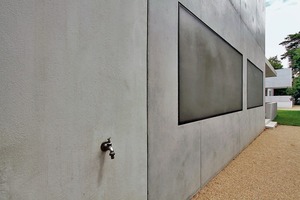  Die Fenstergläserreflektieren wie derlasierte Beton dieFarben des Himmels (links Bestand hinter Putz, hinten dasDirektorenhaus) 