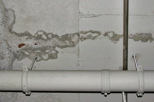  Bild 2: Wasserdurchtritt bei einem Riss in der Decke 
