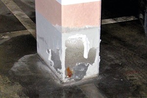  Bild 3: Wasserpfütze und Feuchteschaden bei einer Stütze 