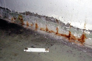  Bild 5: Korrosionsspuren im Sockelbereich einer Wand 