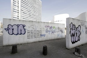  Teile der südlichen Platzbegrenzung (Gustav Gründgens Platz) vor dem Schauspielhaus. Die Mauerteile werden dem Bauprojekt Kö-Bogen II weichen müssen 