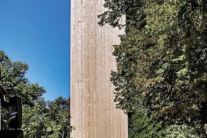  Der gesamte Treppenraum inkl. Aufzugsschacht stand nach einem Tag, errichtet aus gebäudehohen Brettsperrholzelementen.Primärenergie wurde auch dadurch reduziert, da Fahrstuhlschacht und das Treppenhaus aus Holz sind 