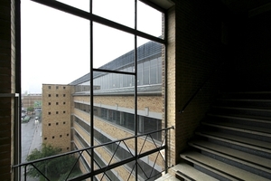  Blick auf dem Südlichen Treppentrum der Nordfassade auf den chromledergelben Hartbrand und die den Komplex umlaufenden Fensterbänder in Sichtbetonfassung 
