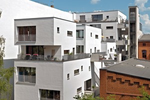  Bei mehrgeschossigen Gebäuden in Holzbauweise ist der Fluchtweg in nicht brennbarem Material auszuführen: Die Trennung ist beim C13 sichtbar. Das Treppenhaus ist aus Beton und liegt außen  