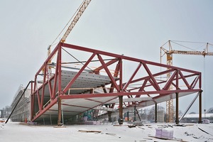  Das Stahlfachwerk, hier noch abgestützt und teils schon mit eingelegten Fertigteil-Decken bzw. -Böden 