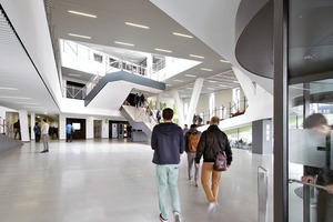  Hinter der Drehtür geht es ins Atrium, Hörsaalzentrum wie auch Zentrum der Lernlandschaft 