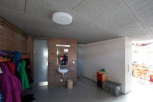  Jede Klasse besitzt einen Vorraum mit Jungen- und Mädchentoilette. Die rechte Tür führt in den Klimatechnikraum 
