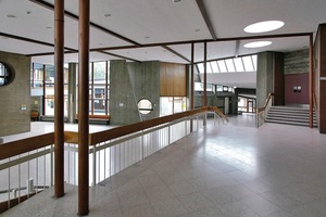  oben: Foyer mit unterschiedlichen Höhenniveaus, Zugängen, Ausblickenunten: Die dem Foyer zugeordnete Garderobe dient auch heute noch größeren Veranstaltungen in der Aula 