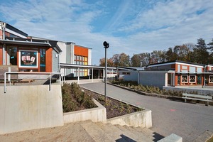  Südansicht: Durch die Bodenaufschüttung an die Terrasse konnte die Absturzhöhe so reduziert werden, dass die originalen Sitzmöbel „ungesichert“ bleiben durften 