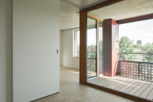  An den Wohn- und Essbereich schließt sich das Schlafzimmer an; beide Räume bieten einen Zugang zum großen Balkon 